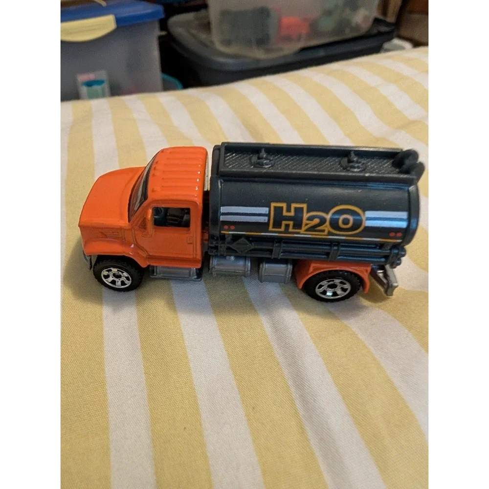 Mattel Hot Wheels 2006 Utility Truck Orange H2O Water Tank Diecast Truck